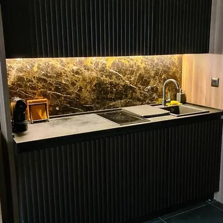 Woodside With Garage *