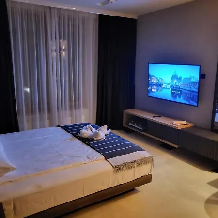 Woodside With Garage *