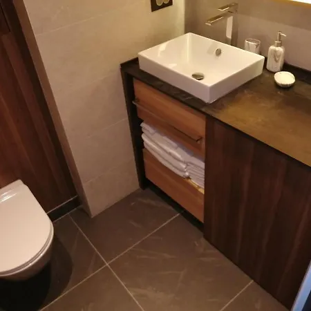 Woodside With Garage *