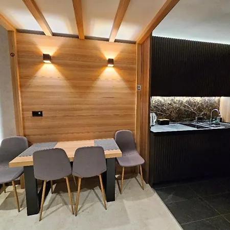 Woodside With Garage